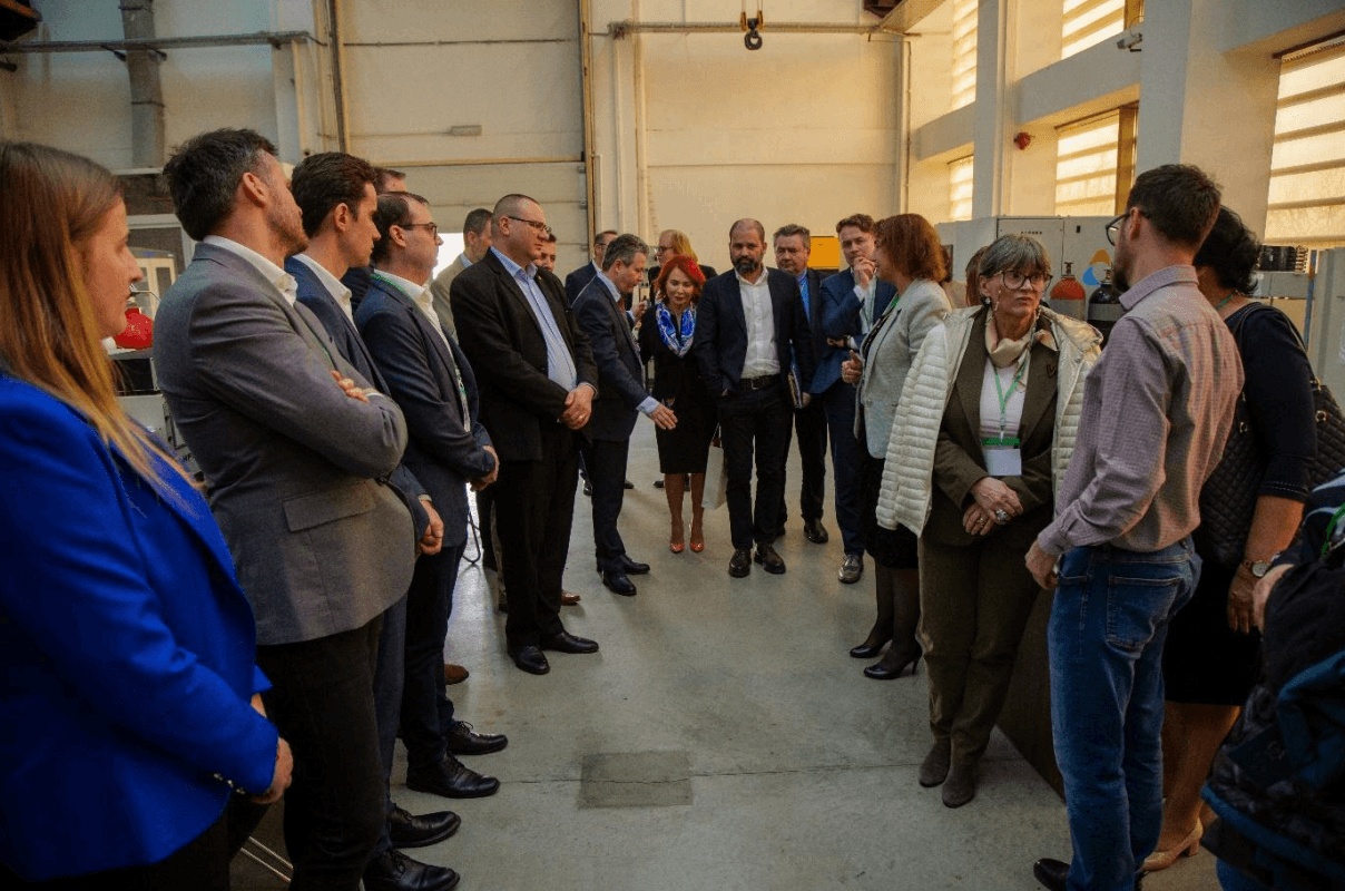Discuții în hala industrială cu participanții la eveniment