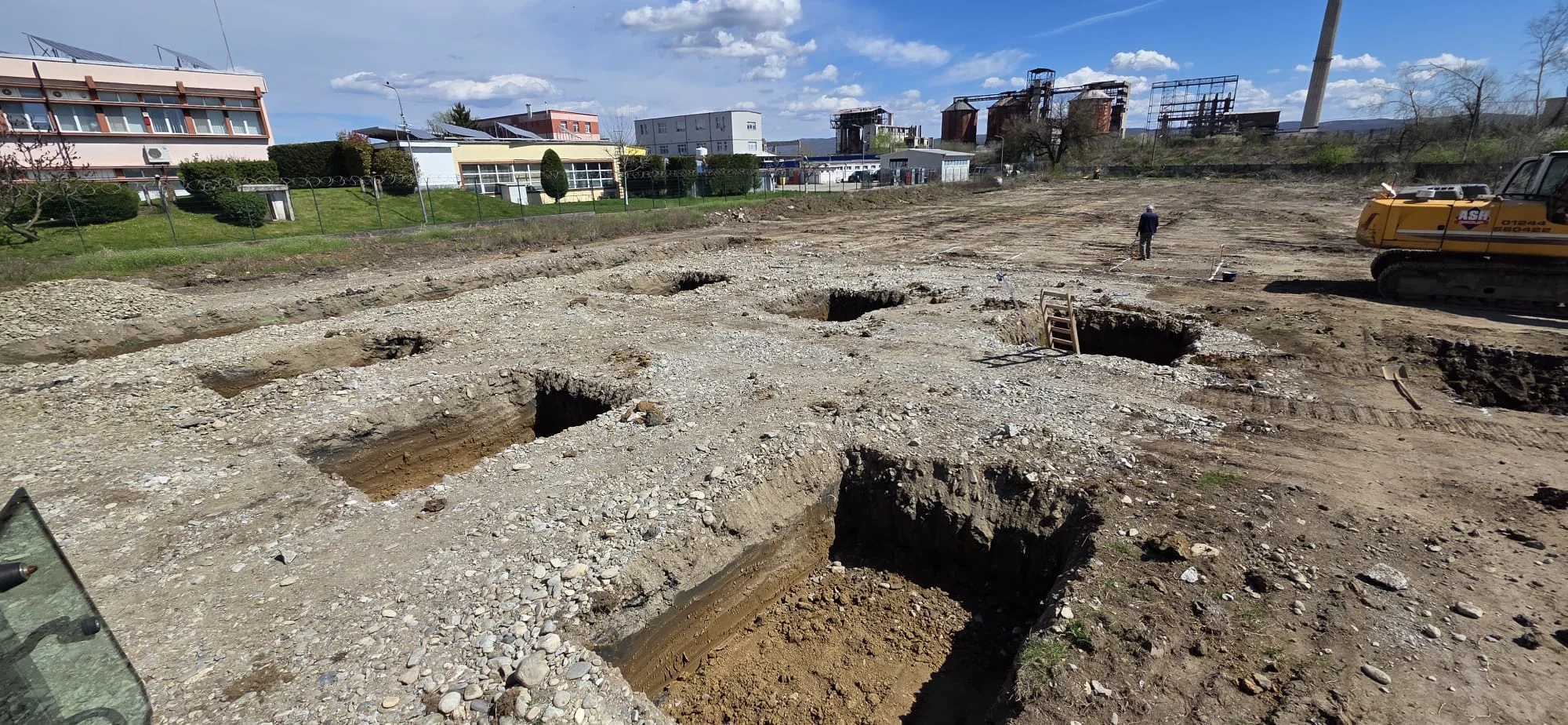 Șantierul Corp B - excavări pentru fundații cu utilaje
