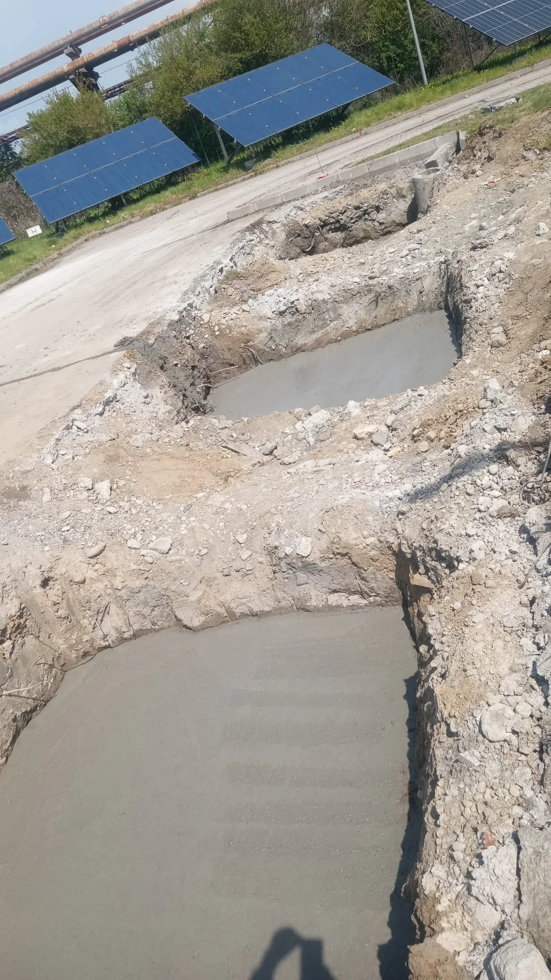 Lucrări de fundație Corp C - turnare beton cu panouri solare în fundal